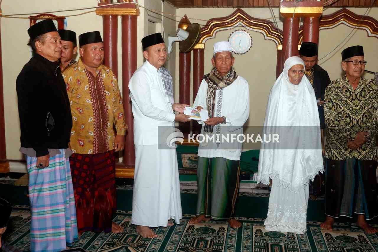 Safari Subuh di Masjid Darul Muttaqin Desa Mentiring, Sekda Hamka Serahkan Bantuan