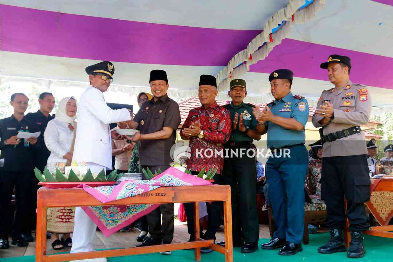 HUT Ke-23 Kecamatan Maje, Pak Camat Potong Tumpeng
