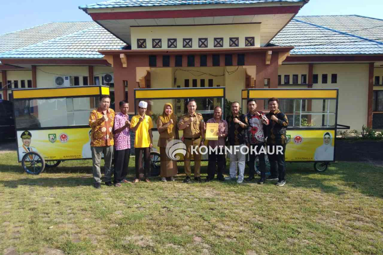 Pelaku UMKM Terima Bantuan Gerobak Dorong