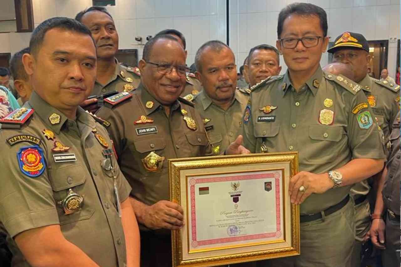 Bupati Kaur Terima Penghargaan dari Mendagri