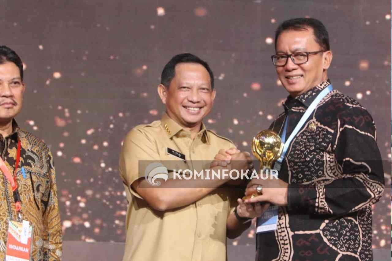 Bupati Terima Penghargaan UHC, Wapres Ingatkan Ini