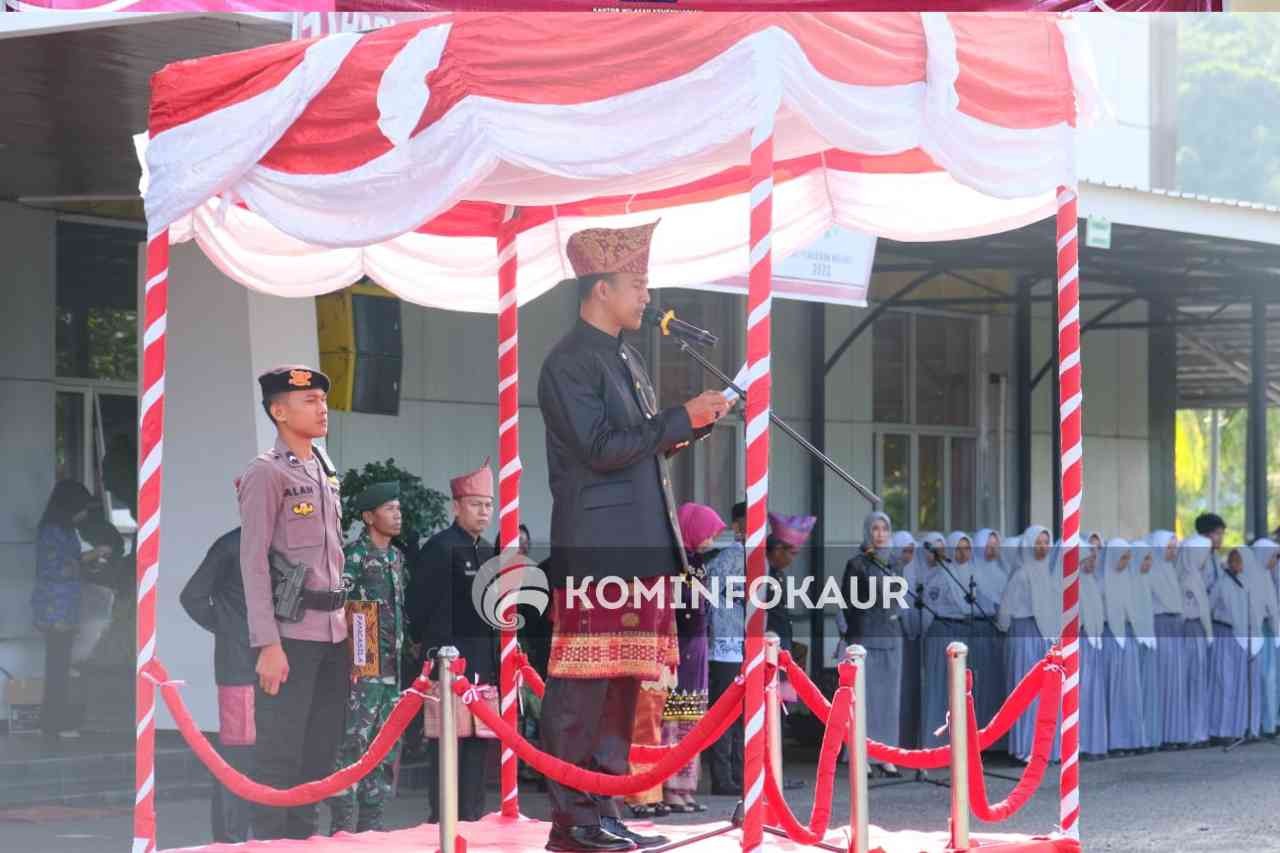 Pakai Baju Adat, Kapolres Kaur Jadi Irup Peringatan Hardiknas dan Hari Otonomi Daerah Ke 27
